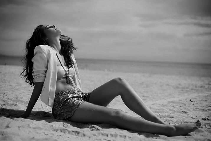 brunette-girl-woman-sitting-beach-water-bw