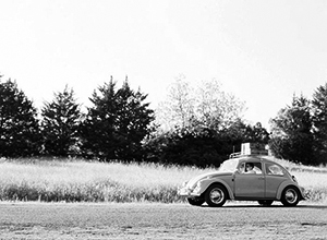 road-trip-engagment-session-vw-beetle